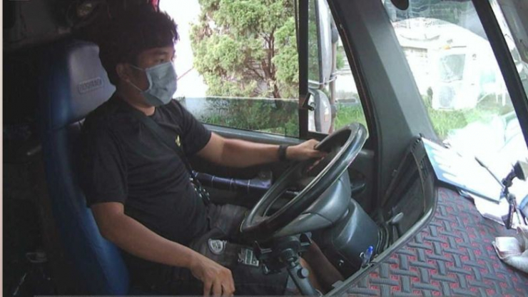 Hình ảnh người tài xế liên quan đến số giày bị mất trộm được camera an ninh trên xe ghi lại. Ảnh: CA