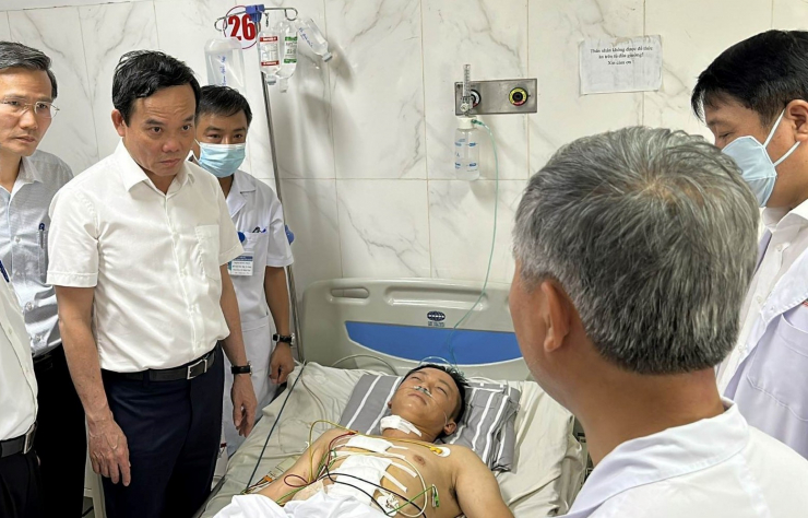 Phó Thủ tướng Trần Lưu Quang thăm hỏi cán bộ, chiến sĩ công an bị thương trong vụ tấn công trụ sở xã
