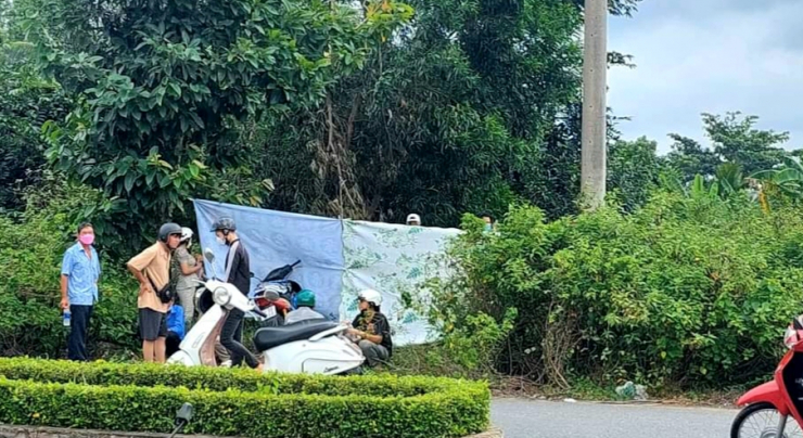 Lực lượng chức năng phong tỏa hiện trường để tổ chức khám nghiệm.