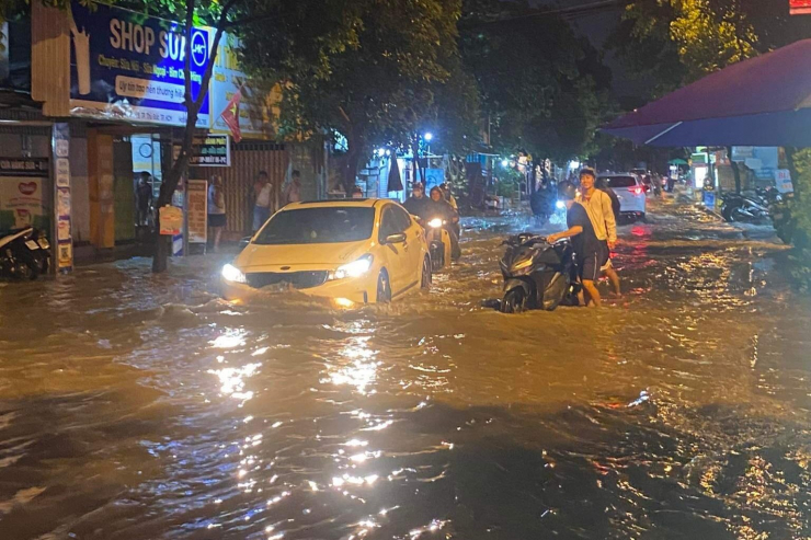 Ngập kéo dài hơn 100 m trên đường Dương Đình Hội