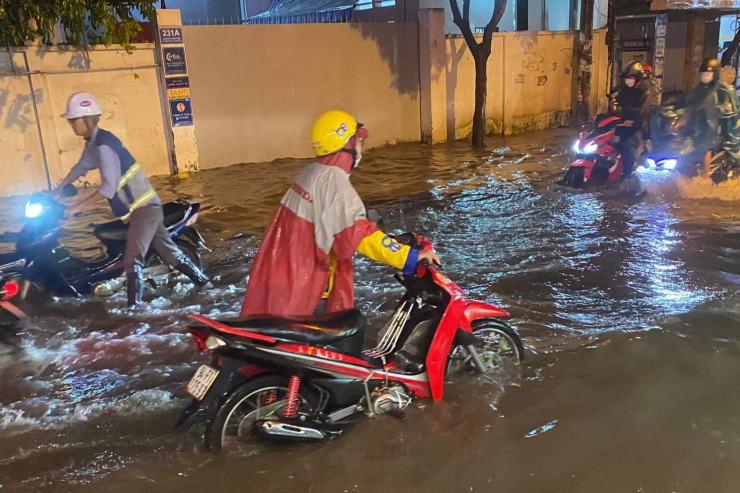 Người dân bì bõm đẩy xe máy