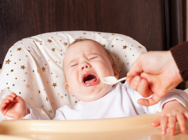 Vào mùa mưa, tỷ lệ trẻ biếng ăn nhiều hơn. Ảnh TL