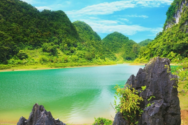 Hồ Thang Hen được ví như "Tuyệt tình cốc" huyền bí của non nước Cao Bằng (Ảnh: DTVPT)