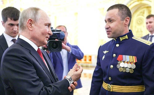 Tổng thống Putin được một sĩ quan tặng một chiếc đồng hồ phi công. Ảnh: Kremlin.ru