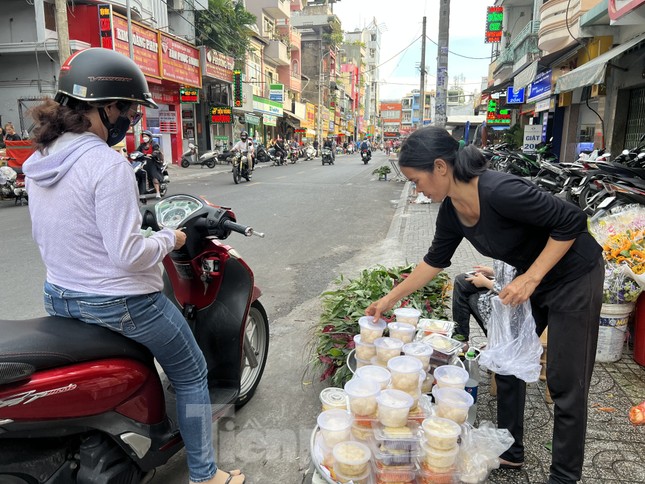 Cơm rượu có giá từ 50.000 - 60.000 đồng/hộp, các loại xôi, chè trôi nước từ 20.000 - 30.000 đồng/hộp đã được tiểu thương chuẩn bị sẵn, khách chỉ cần yêu cầu sẽ được phục vụ tận nơi.