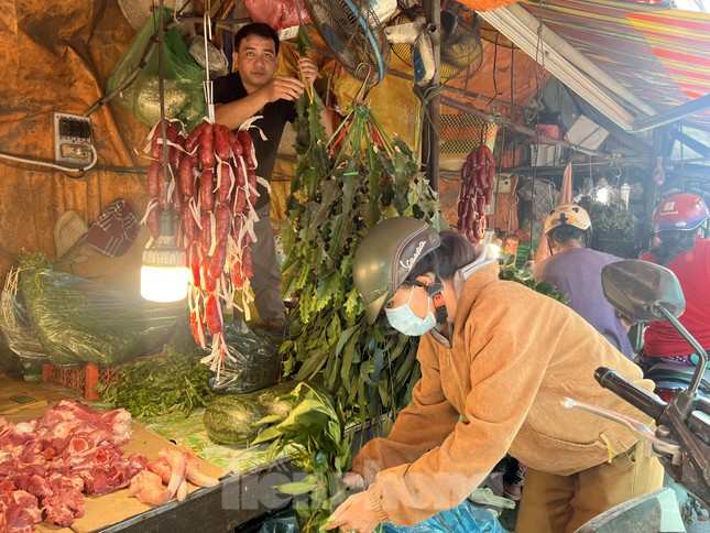 "Năm nào cũng vậy, tôi đều mua bó lá xông treo trước cửa hoặc để một góc nhà với hy vọng đuổi điều xấu, mang lại may mắn, sức khỏe cho gia đình" - chị Tâm (ngụ đường An Dương Vương, quận 8) cho biết.