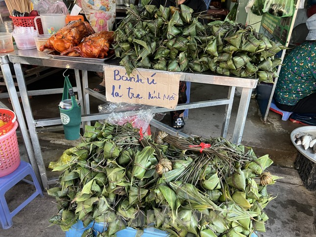 Theo đó, bánh ú lá tre có giá từ 50.000 - 80.000 đồng/chục tùy lớn nhỏ; bánh bá trạng 40.000 đồng/cái; bộ đồ cúng 10.000 đồng/bộ...