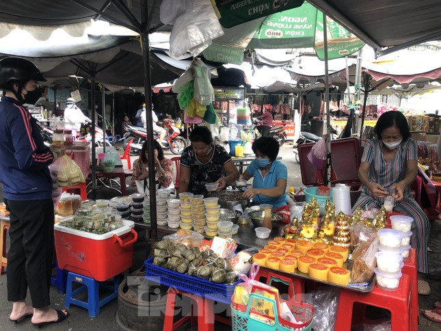 Theo quan niệm của nhiều người, ăn cơm rượu nếp vào ngày Tết Đoan Ngọ sẽ tác dụng diệu kỳ. Cơm rượu hội tụ ngũ vị có thể làm cho các loại "sâu bọ" ký sinh trong cơ thể người "say rượu" mà chết đi. Do đó mặt hàng này rất đắt khách.