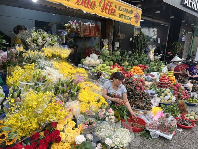 Các loại hoa trái, bánh ú lá tre phục vụ Tết Đoan Ngọ được tiểu thương bày bán đầy ắp nhưng hầu như rất ít khách mua.