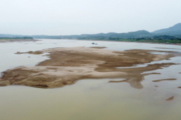 Cận cảnh trạm bơm khẩn cấp khi sông Đà cạn trơ đáy