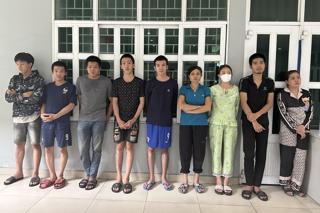 Các đối tượng tại cơ quan công an.