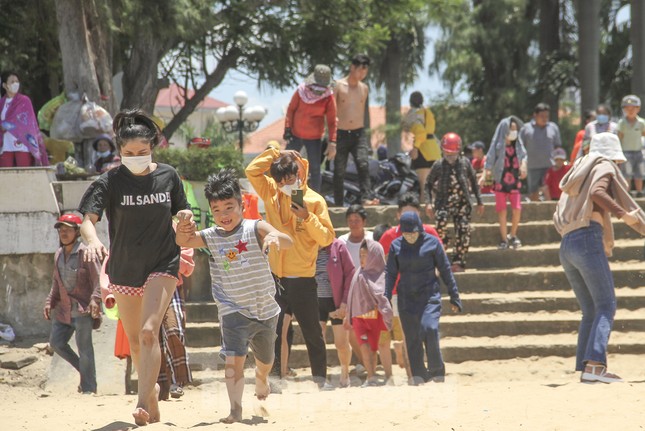 Dòng người đổ về bãi biển Quy Nhơn tắm biển. Ảnh: Trương Định