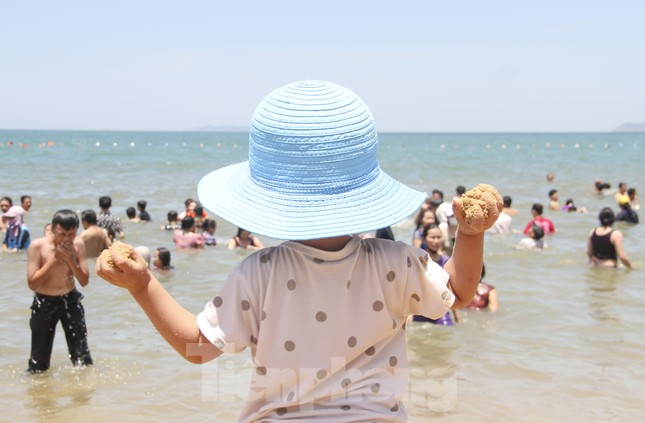 Các em nhỏ cũng thích thú được ra tắm biển, vui chơi. Ảnh: Trương Định