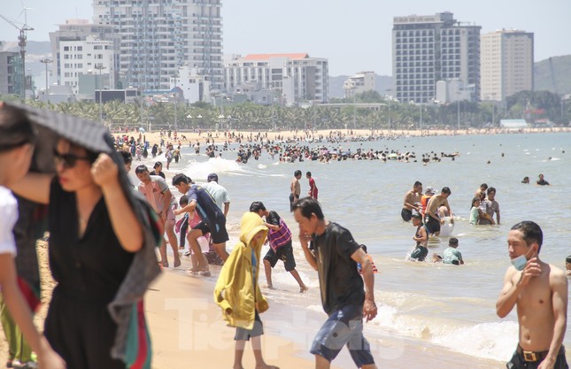 Biển Quy Nhơn đông nghịt người tắm biển giữa trưa 12h, ngày Tết Đoan Ngọ. Ảnh: Trương Định