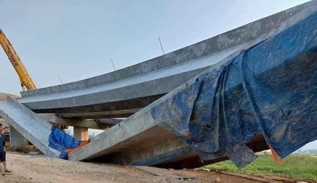 Hiện trường vụ tai nạn sập dầm cầu trên tuyến cao tốc Diễn Châu - Bãi Vọt.