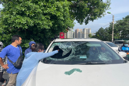 Hà Nội: Người phụ nữ điên cuồng đập vỡ kính ô tô, công an vào cuộc xác minh
