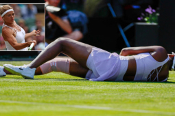 Mỹ nhân ”ảnh nóng” tennis ăn mừng khi Venus Williams bị ngã đau