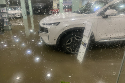 Hà Nội đón ”mưa vàng”, nước ngập đường, tràn vào showroom ô tô