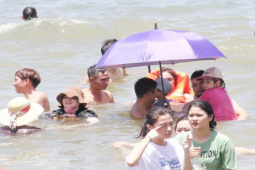 Tin tức trong ngày - Giữa trưa, biển Quy Nhơn đông nghịt người tắm 'xả xui' ngày Tết Đoan Ngọ