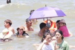 Tin tức trong ngày - Giữa trưa, biển Quy Nhơn đông nghịt người tắm 'xả xui' ngày Tết Đoan Ngọ