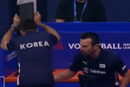 Thể thao - HLV bực tức ném Ipad khi "chân dài" bóng chuyền Hàn Quốc thua liểng xiểng