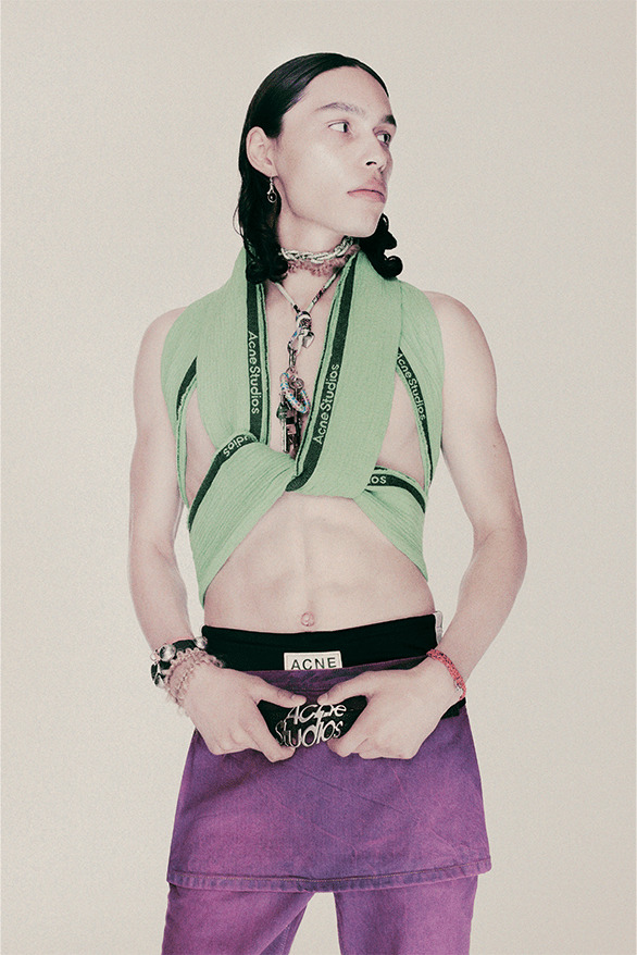 Acne Studios lăng xê phong cách quần biker, áo ôm sát - 17