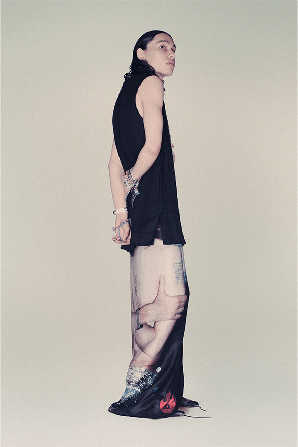 Acne Studios lăng xê phong cách quần biker, áo ôm sát - 4