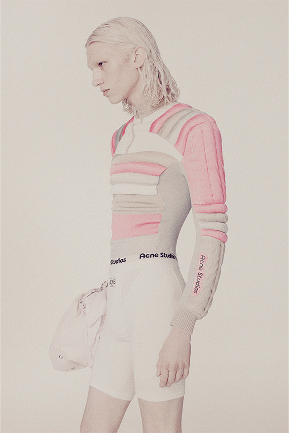 Acne Studios lăng xê phong cách quần biker, áo ôm sát - 2