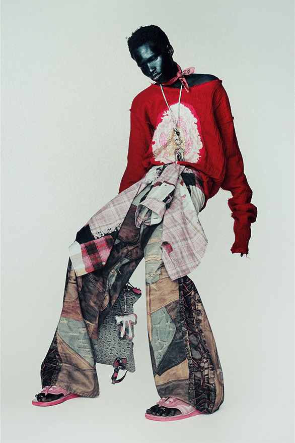 Acne Studios lăng xê phong cách quần biker, áo ôm sát - 16