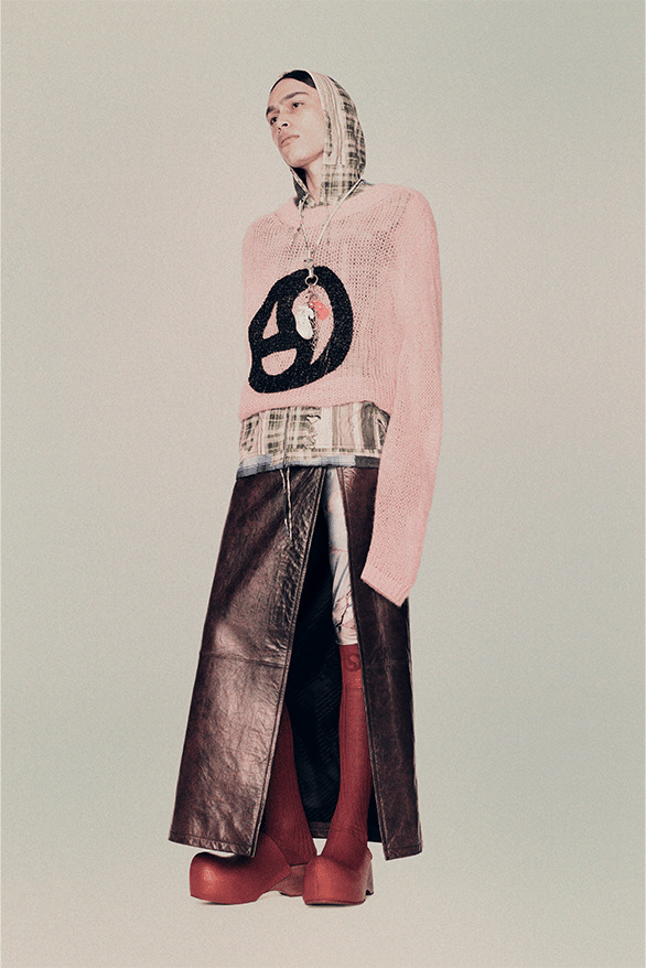 Acne Studios lăng xê phong cách quần biker, áo ôm sát - 15