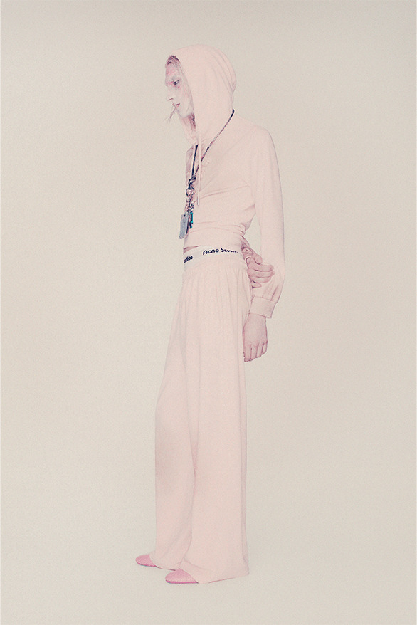 Acne Studios lăng xê phong cách quần biker, áo ôm sát - 14