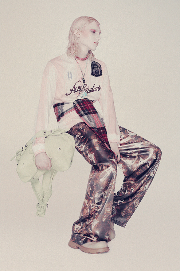 Acne Studios lăng xê phong cách quần biker, áo ôm sát - 10