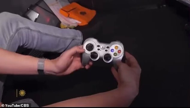 Cần điều khiển tàu lặn thực chất là một tay cầm chơi game.