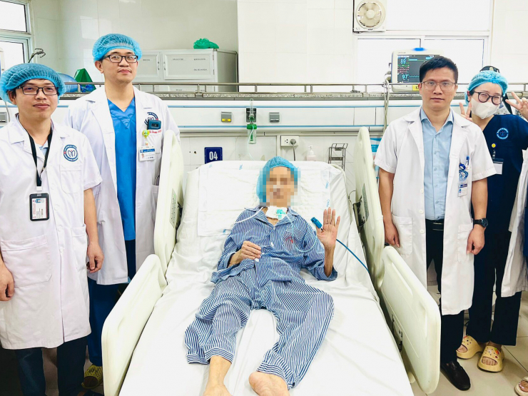 Bệnh nhân vừa được các bác sĩ cứu sống. 