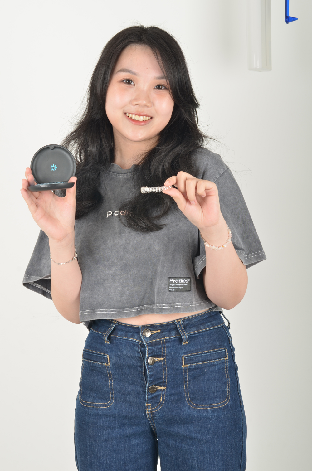 Tú Uyên với nụ cười rạng rỡ sau khi trải qua hành trình niềng răng Invisalign tại Elite Dental.