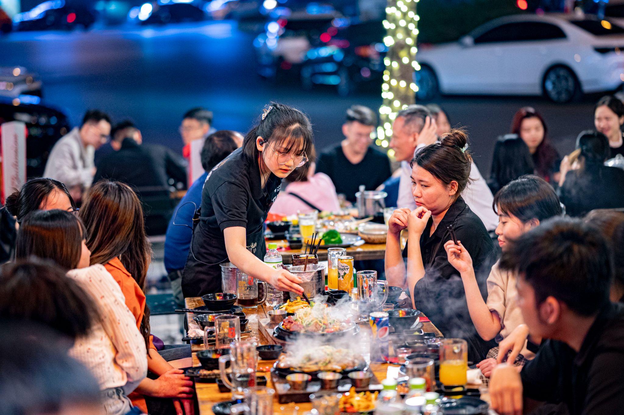 Nhân viên phục vụ khách hàng tận tâm, tận tình