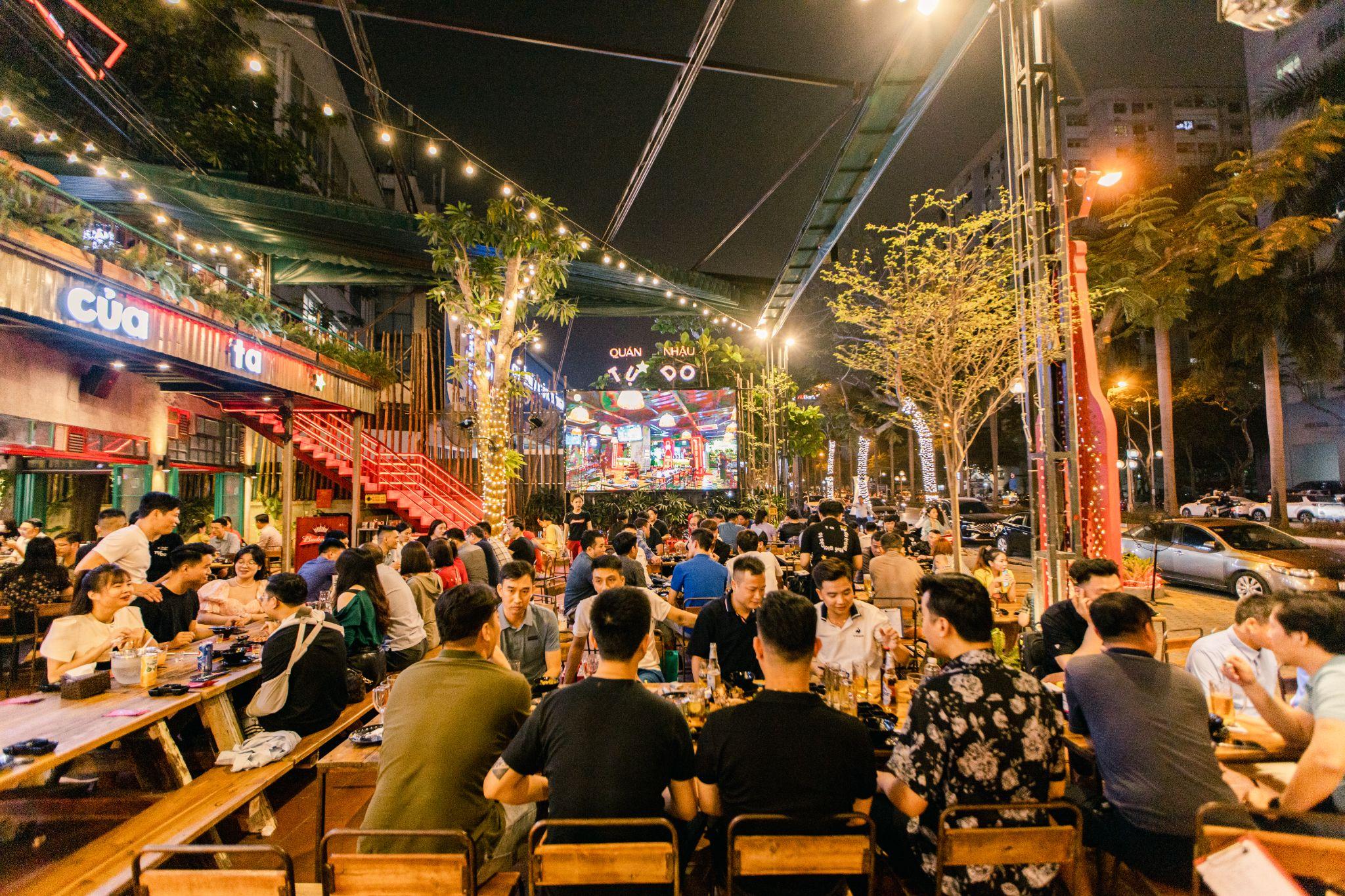 Không gian rộng gần 1000m2 tại Quán Nhậu Tự Do Lê Đức Thọ (Cầu Giấy)