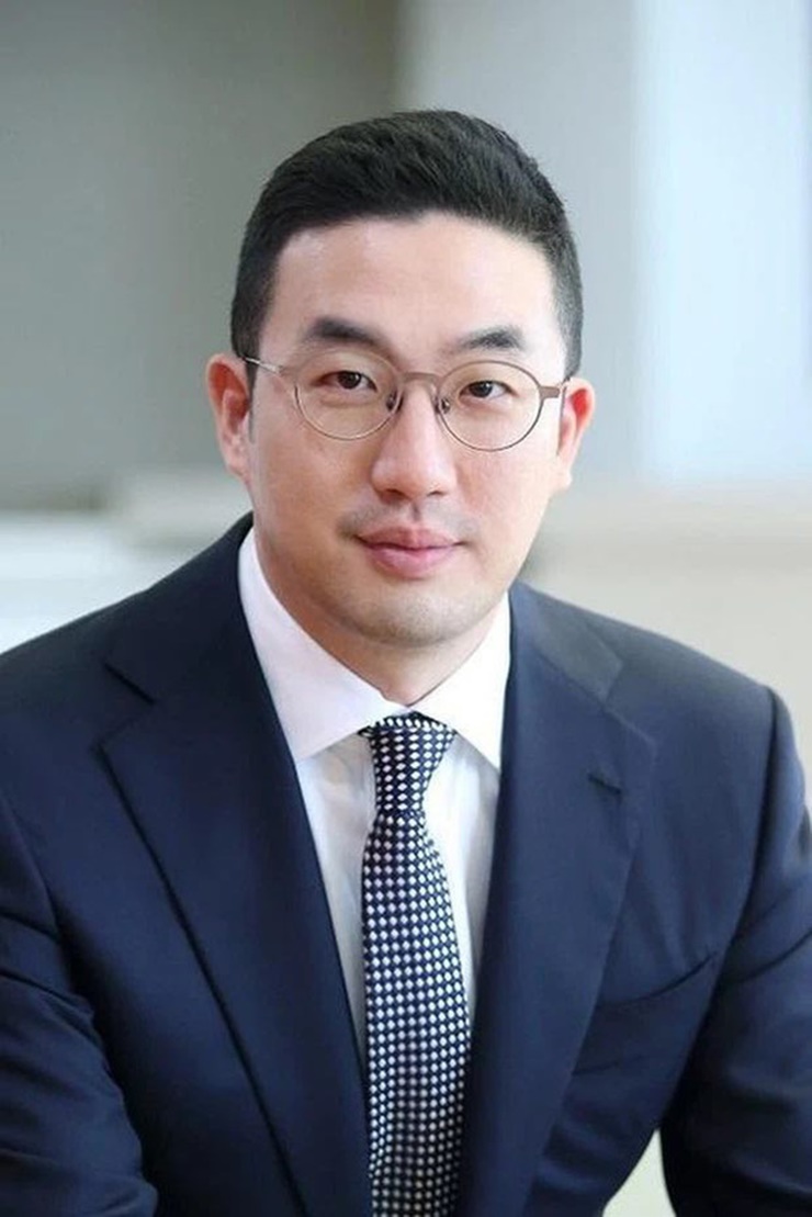 Theo thống kê của Forbes, ông Koo hiện là người giàu thứ 13 ở Hàn Quốc với khối tài sản 1,9 tỷ USD.
