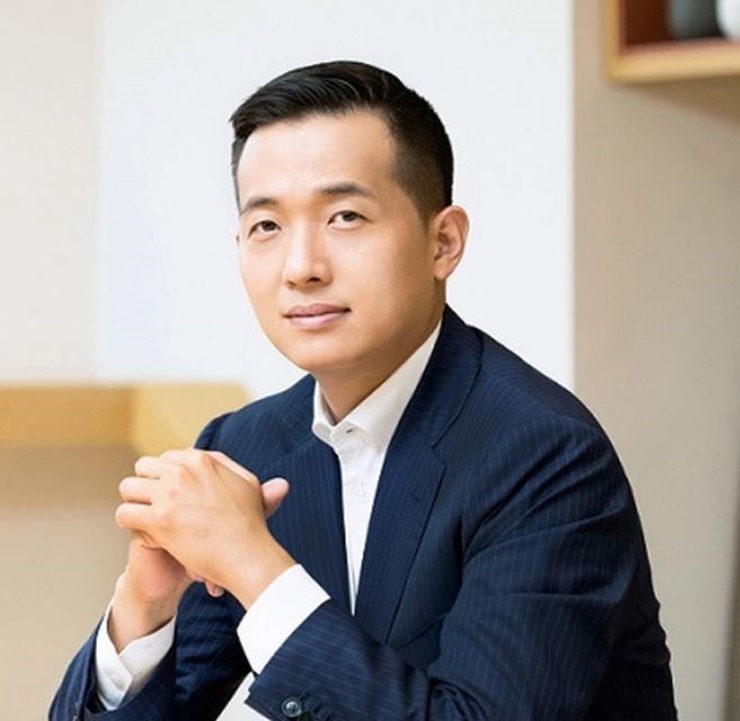 Phó Chủ tịch Tập đoàn Hanwha Kim Dong-kwan﻿ từng học ở Havard.&nbsp;Năm 2019, Kim đảm nhận vị trí phó Chủ tịch của Hanwha Q Cells vì đã có công đưa công ty trở thành nhà sản xuất mô-đun năng lượng mặt trời số một tại các thị trường lớn Mỹ, Đức và Nhật Bản.
