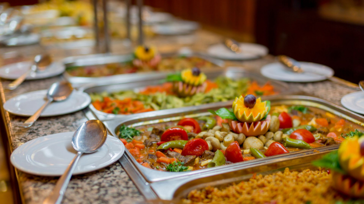 Ăn sáng buffet ngay tại khách sạn sẽ giúp bạn tiết kiệm thêm chút chi phí. Ảnh: Shutterstock.