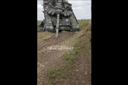 Video mới quay cận cảnh xe tăng T-72 Ukraine bị kẹt khi chèn lên xe bọc thép đồng đội