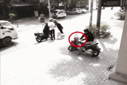 Clip: Dùng kế điệu hổ ly sơn, trộm tiến tới phá khóa xe máy