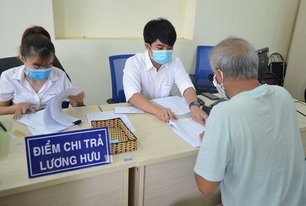 &nbsp;Cán bộ hưu trí lĩnh lương hưu (Ảnh minh họa)