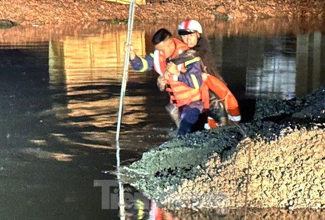 Người đàn ông được giải cứu vào bờ