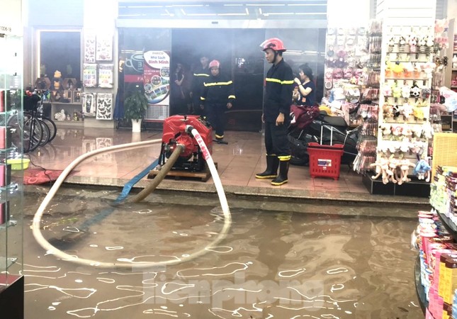 Lực lượng chức năng dùng máy bơm, hút nước trong Nhà sách Bình Minh