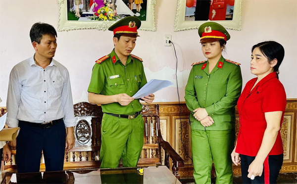 Cơ quan CSĐT Công an tỉnh thi hành Lệnh bắt tạm giam đối với Nguyễn Thị Minh.