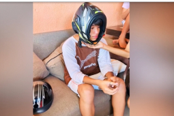 Thế giới xe - "Khóc tiếng mán" vì không cởi được mũ bảo hiểm