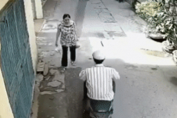 Pháp luật - Giây phút hãi hùng của người phụ nữ ngã văng xuống đường khi bị cướp tấn công trên phố Hà Nội