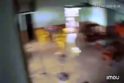 Ô tô - Clip: Xe tải lao thẳng vào nhà, người đàn ông "lăng ba vi bộ" thoát nạn