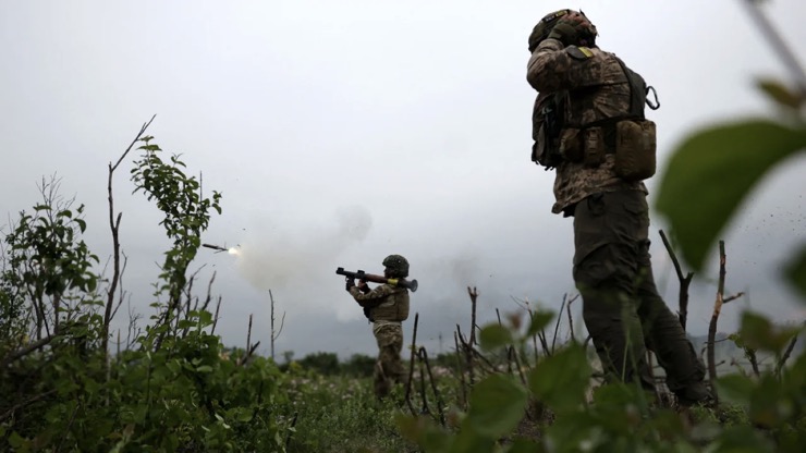 Binh sĩ Ukraine khai hỏa súng phóng lựu tại một thị trấn tiền tuyến gần Bakhmut vào ngày 17/6/2023.